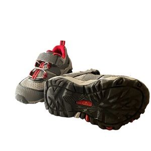 Merrill children’s shoe size 6M. In excellent condition Grey, Red and Black trim